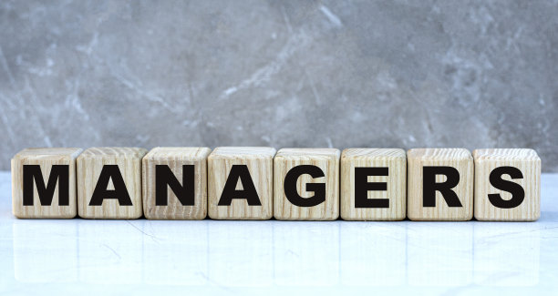 概念词管理器上的木制立方体上的灰色背景图片下载