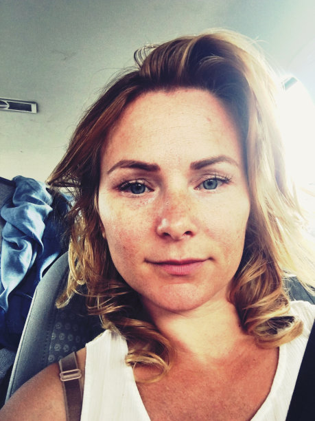 车里的年轻美女肖像图片下载