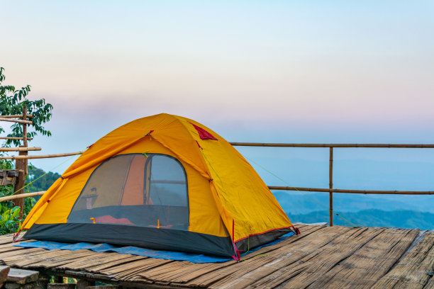 在山上露营的帐篷。图片下载