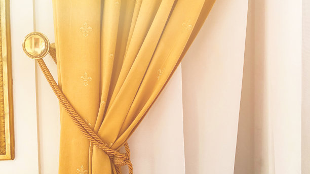 装饰元素与温暖阳光下的窗帘特写图片下载