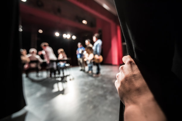 从后台观察演员在舞台上的表演图片下载