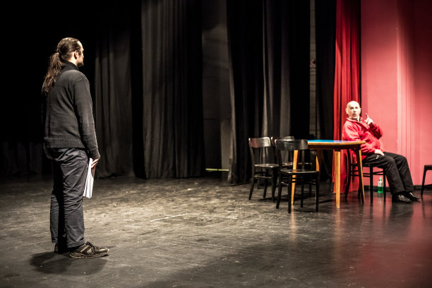 男演员练习戏剧表演图片下载