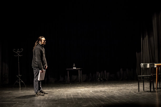 手拿剧本的演员在舞台上图片下载