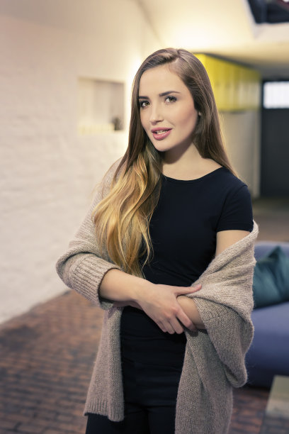 年轻的黑发女人在家里感到舒适图片下载