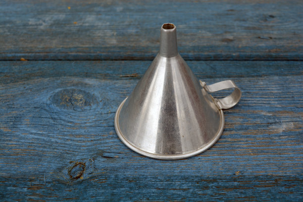 复古的金属漏斗与处理在旧的木制背景图片下载