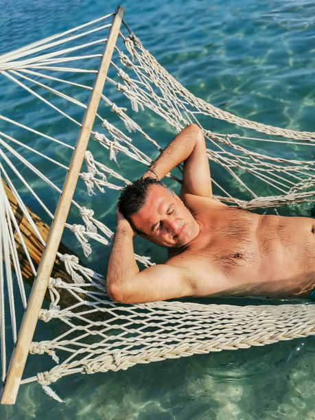 躺在吊床上的帅哥图片下载