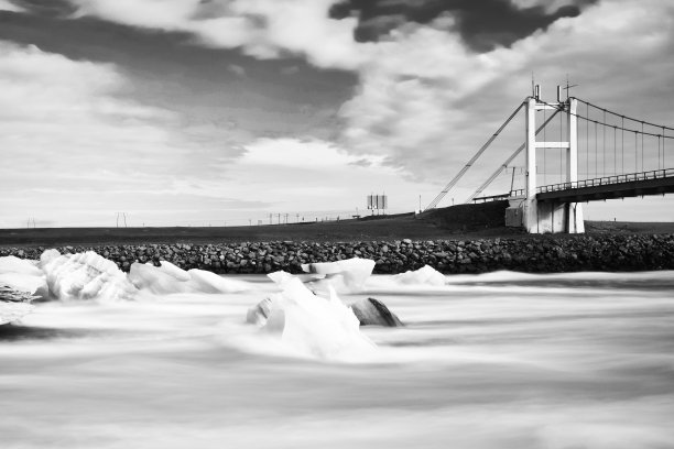 冰岛Jokulsarlon冰川泻湖美丽寒冷的冬季景观，在冬季以桥为背景图片下载