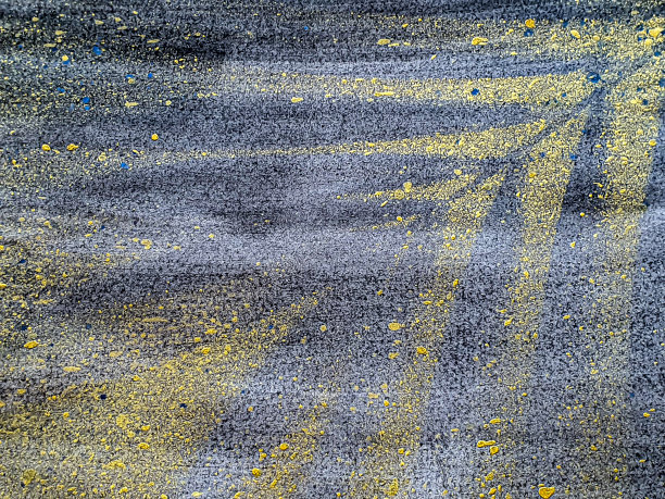 抽象的形象。在黑暗的背景上，棕榈叶被勾画成金色。用于背景，卡片和横幅。水平位置。图片下载