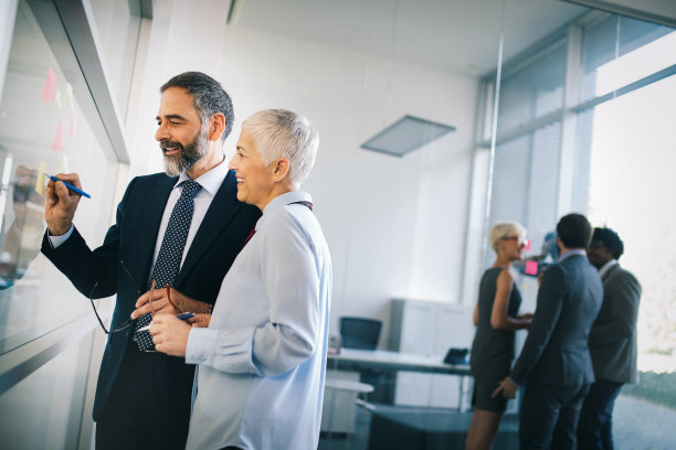 在办公室工作的商务人员协作和分析图片下载