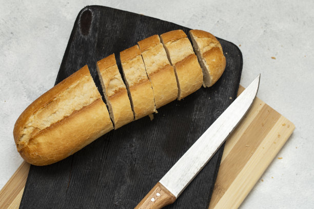 把面包切成白色背景，放在黑板上图片下载