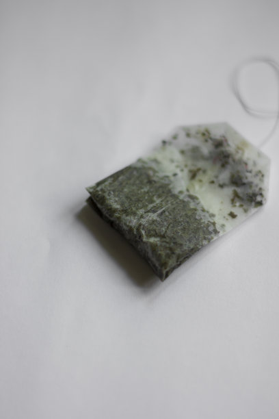 白色背景上的一包用过的绿茶图片下载