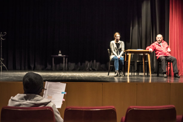 演员在戏剧排练时读剧本图片下载