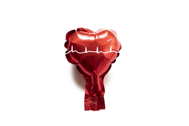 红色箔状气球心与白色心电图图片下载