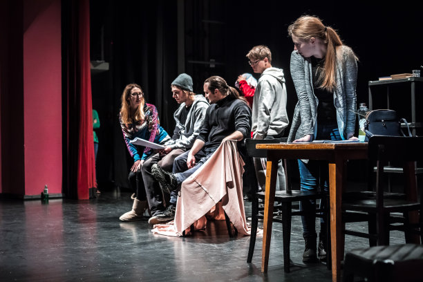 一组在舞台上表演的演员图片下载