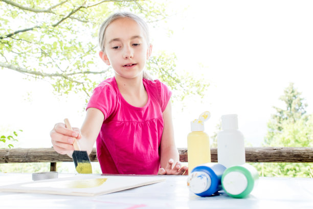 女孩在木板上用水彩画创造艺术图片下载