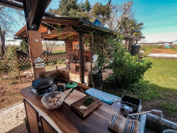 夏季家庭开放式厨房图片下载