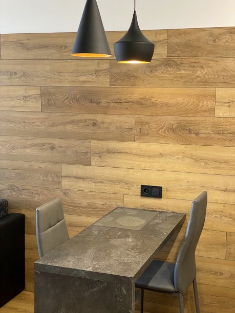 厨房里有黑色的桌子和椅子图片下载