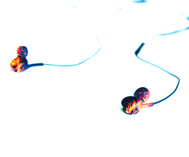 白色背景上的耳机着火了。现代音乐的概念。音频技术。图片下载