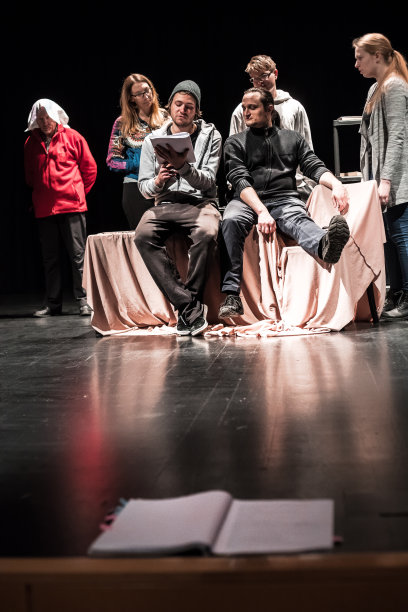 演员在舞台上排练图片下载