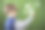 小男孩在绿色的黑板上画画图片下载