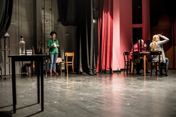 舞台和后台的演员图片下载