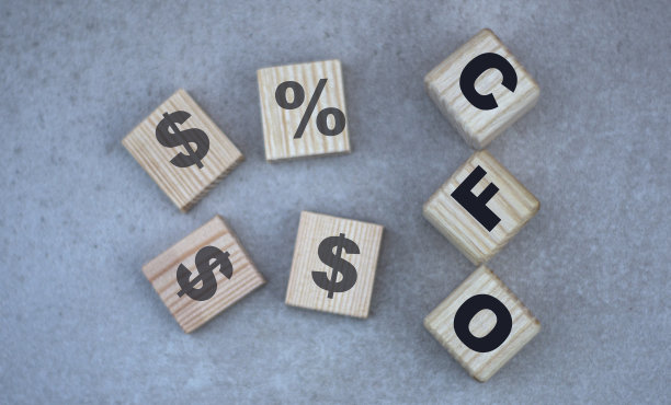 将单词CFO的概念放在带有字母的灰色背景上的立方体上图片下载