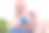 用布擦老花镜的女人。女人用蓝布手工清洁眼镜镜片。图片下载