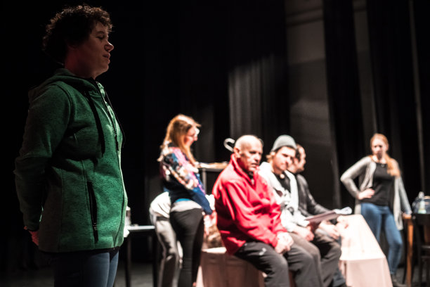 戏剧表演中的中年女性演员图片下载