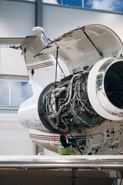 飞机喷气发动机维修中图片下载