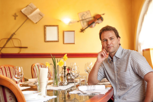 餐馆里的年轻人的肖像图片下载