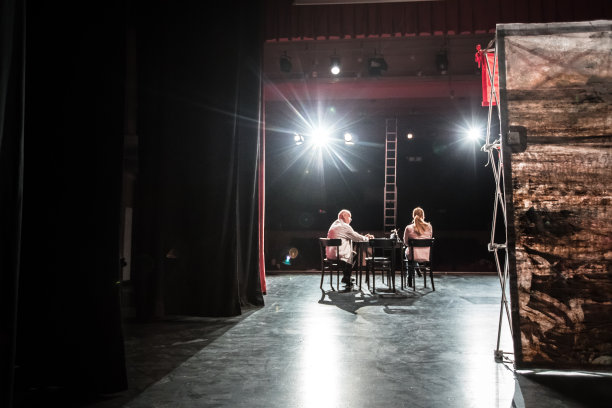 从后台观察演员在舞台上的表演图片下载