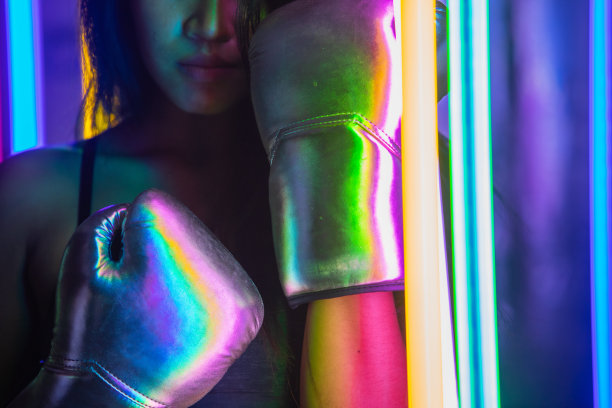 戴着拳击手套在泰拳馆锻炼的年轻女子图片下载