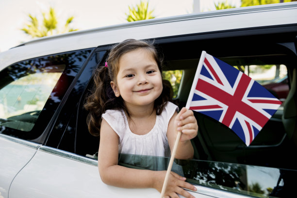 拿着英国国旗的女孩图片下载