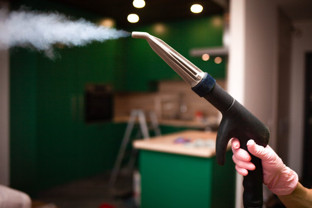 靠近手上蒸汽清洗机的蒸汽出口喷嘴图片下载