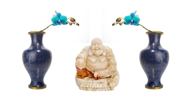 古代弥勒佛和两个古代景泰蓝花瓶，蓝色的兰花孤立在白色的背景。图片下载