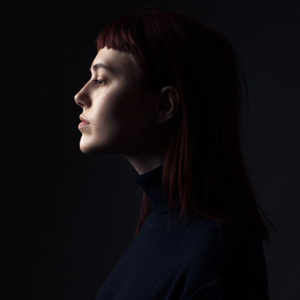 女性侧面肖像图片下载