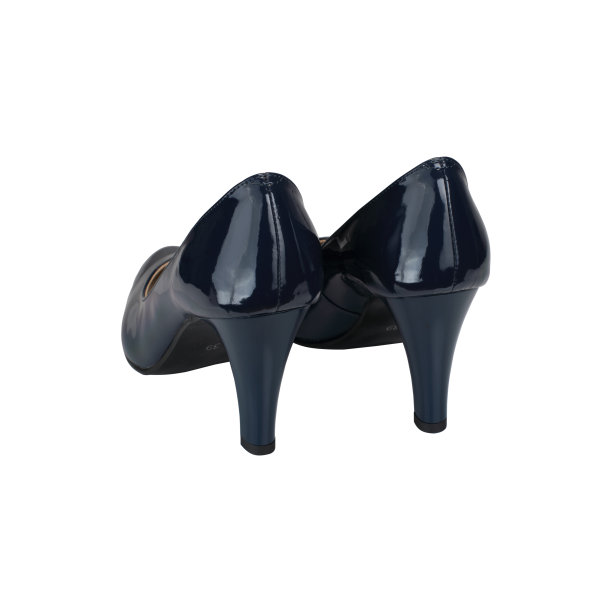 白色背景上的蓝色女人的高跟鞋图片下载