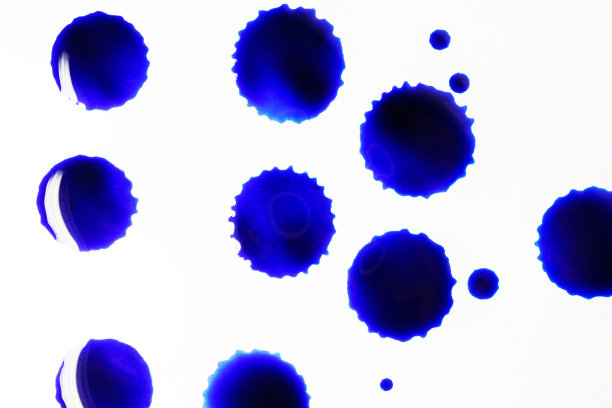 白色背景上的多个蓝点，半透明液体的光点与光的反射图片下载