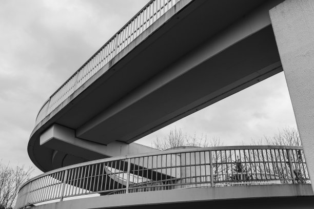 一座黑白相间的螺旋形人行天桥图片下载