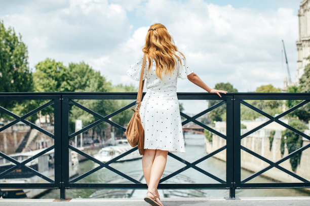 巴黎的年轻女子图片下载