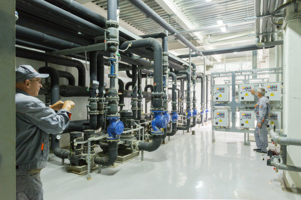 工程师管理锅炉房工业技术设备的工作。图片下载