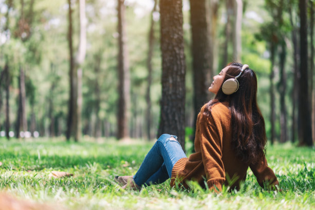 女人喜欢用耳机听音乐图片下载