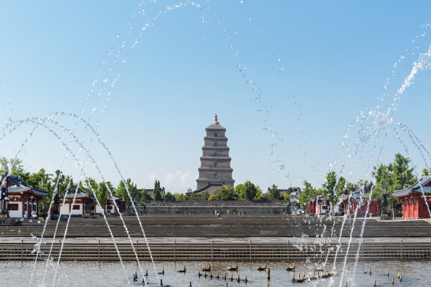 清晨大雁塔和喷泉广场图片下载
