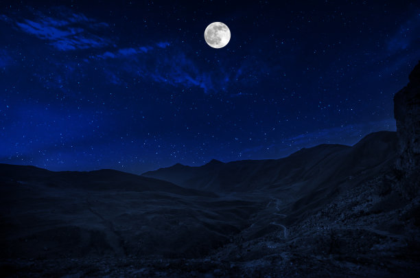 月圆之夜，山路穿过森林。夜景乡村公路夜景图片下载