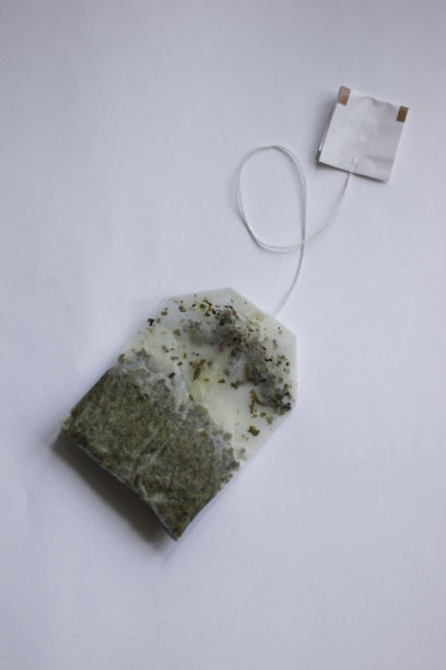 白色背景上的一包用过的绿茶图片下载