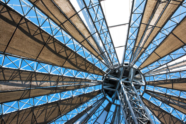 温室屋顶背景。金属和织物温室屋顶天花板框架纹理图片下载