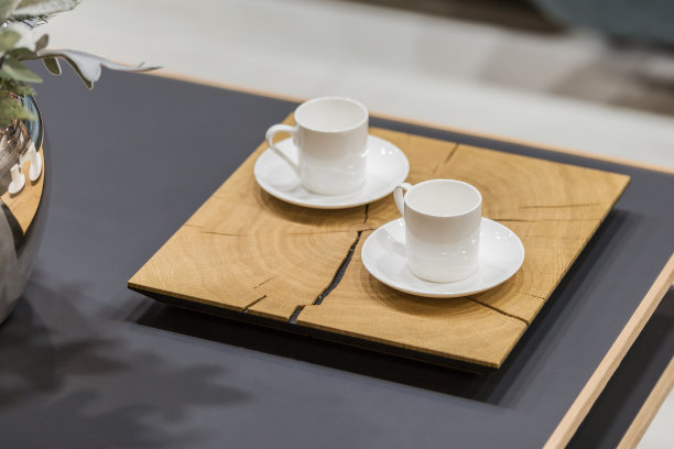 现代的木架和咖啡桌上的两个白色咖啡杯。美丽的菜肴在餐桌上的细节图片下载