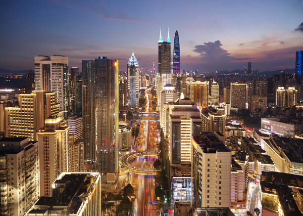 无人机在黄昏时分拍摄了中国深圳的城市景观图片下载