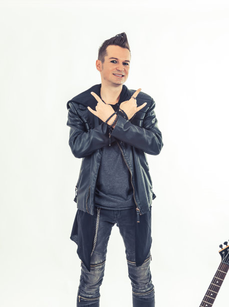 硬摇滚表演者的肖像显示喇叭标志。图片下载