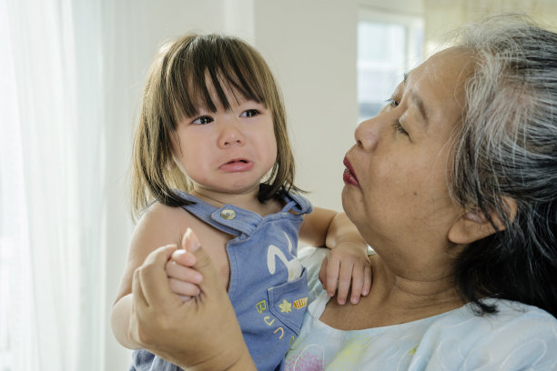 由祖母照顾的孙女。图片下载